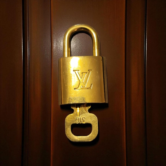 Louis Vuitton Shiny Gold Padlock with Key - 316 - Picture 1 of 2